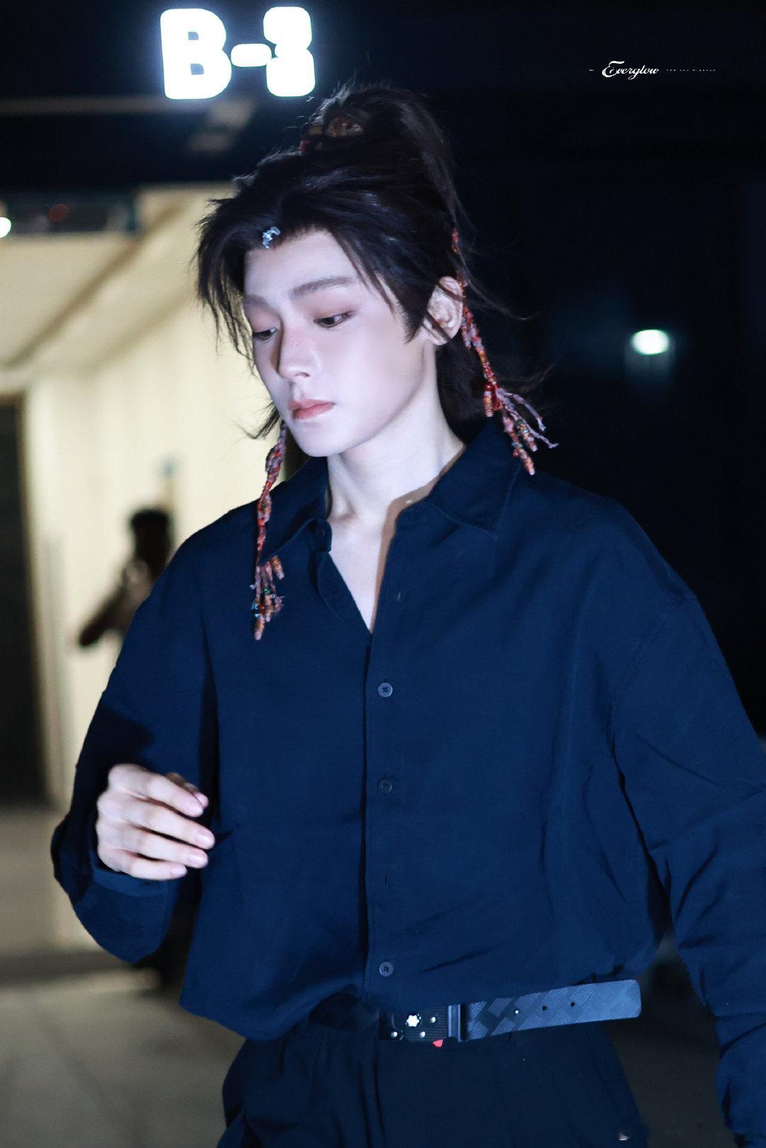 #侯明昊[超话]##侯明昊困得睁不开眼还在饭撒#

今日出妆[爱慕]

​