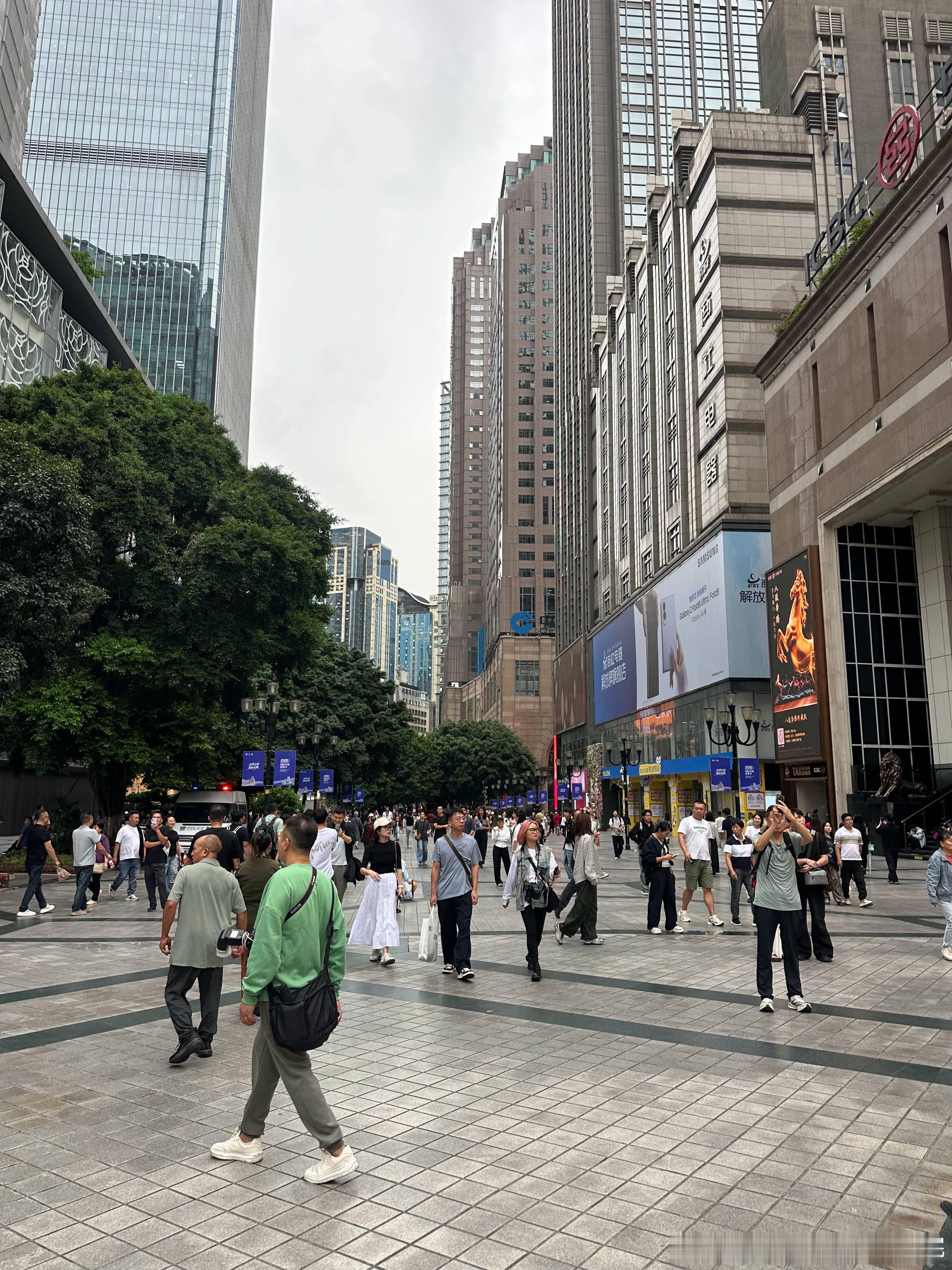 9月18日，重庆主城区，不是阴就雨，今天下午，重庆解放碑，很清凉，不过，很多外地游客依旧短裤短袖……只是，说实话，今天，最好是长裤长袖加薄外套……只要下雨，短裤短袖肯定扛不住的，只要坐船或者江边吹风，肯定是需要一件外套的！

所以，接下来，一直到国庆节，如果大家要到重庆来旅游，建议大 ​