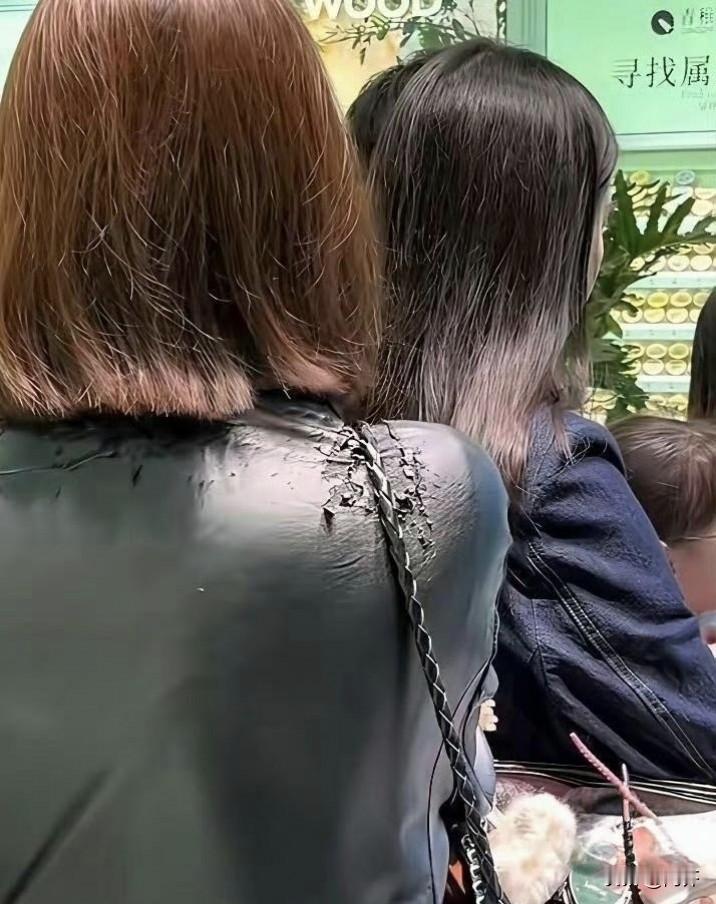 穿皮衣避坑：别让包包毁了质感   一直觉得穿皮衣的人自带气场，酷飒又有...