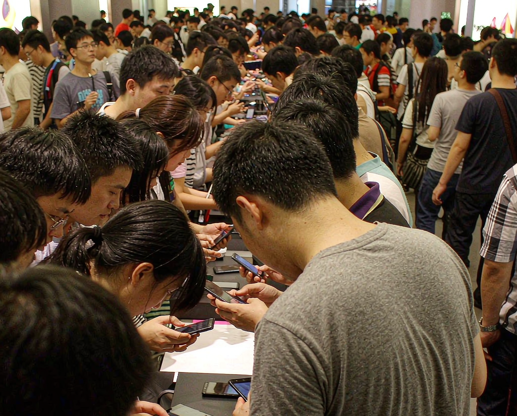 华为这次是越贵越好卖。

Mate 90 首销四天卖了 27 万台，最贵的 Pro Max 一款就占了四成。

更扎心的是价格。标准版 5999，渠道价已经比原价低几百，二手破发。Pro Max 9499 起，门店缺货只能登记预约，黄牛还要加价。

上一代是标准版走量，这一代反过来了，掏钱的人全往顶