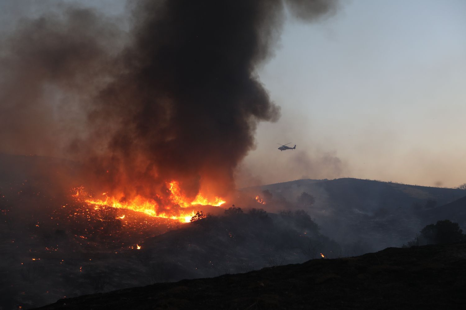 【高温下洛杉矶多地爆发野火羚羊谷萨米特大火已延烧1300多英亩土地】在...