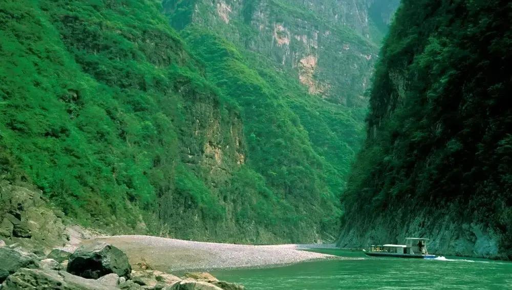 当年能让SHE和飞轮海同时下场当绿叶的内地新人，满打满算也就刘力扬一个。
06年超女广州赛区拿第一的时候，几十万票一骑绝尘，当时不管是尚雯婕还是谭维维，前期的风头都压不过她。
可这姑娘的星途，坎坷到让人不得不信命。
比赛时因为那场著名的投票风波惹了争议，观众缘直接受损，生生把大好局面白送，最后