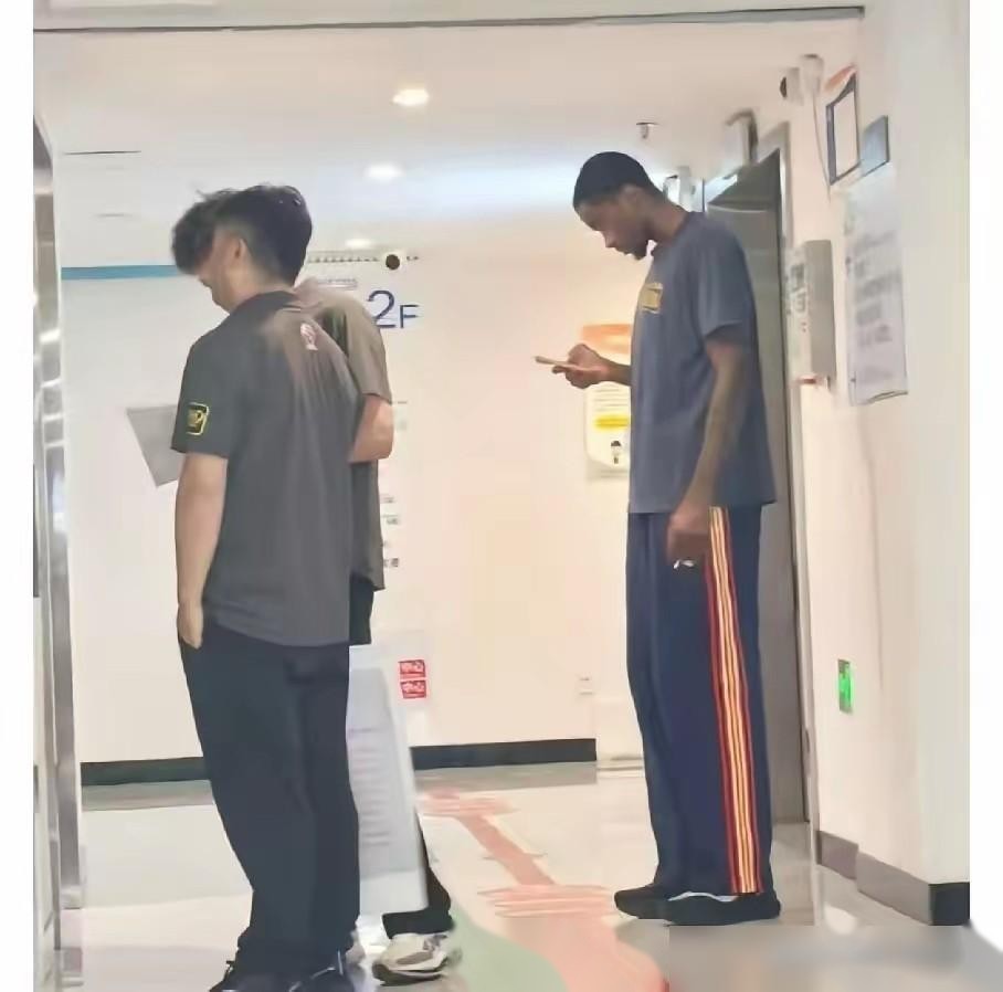 广东男篮这外援还没打就折了，热身赛碰贵州猛龙，萨姆纳手腕直接干伤，手上缠着厚绷带去的医院。
看现场图，护具都戴上了，不是小磕小碰。俱乐部到现在没吭声，但媒体圈传的是骨裂或韧带扭伤，乐观也得歇三四周。
季前赛全报销，常规赛第一阶段基本指望不上。揭幕战肯定没他。
广东现在急着找大尺寸内线，盯上前鹈鹕的科