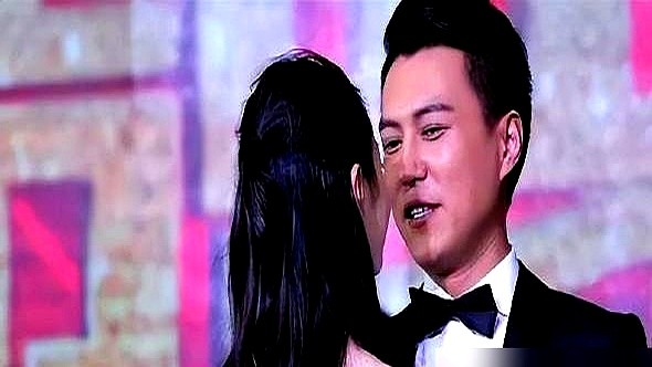 导演拍桌子要她哭，她梗着脖子死活不掉一滴眼泪。

《伪装者》片场拍扇耳光那场戏，导演李雪下了死命令：必须哭着打。宋轶死咬着牙怼回去：于曼丽骨子里那么绝决，她绝不可能哭！

现场气氛瞬间结冰。所有人捏了把汗，直到胡歌默默递过去一方手帕。看着手帕，她情绪闸门突然崩塌，眼泪砸了下来，镜头完美落幕。

事后