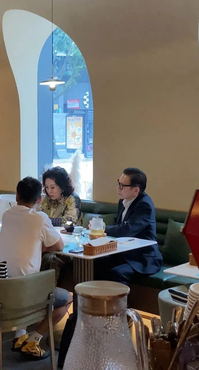 香港百亿富豪向华强和太太在外面用餐，桌上放了茶壶，还有茶具，向华强是一位很低调的富[灵光一闪]
