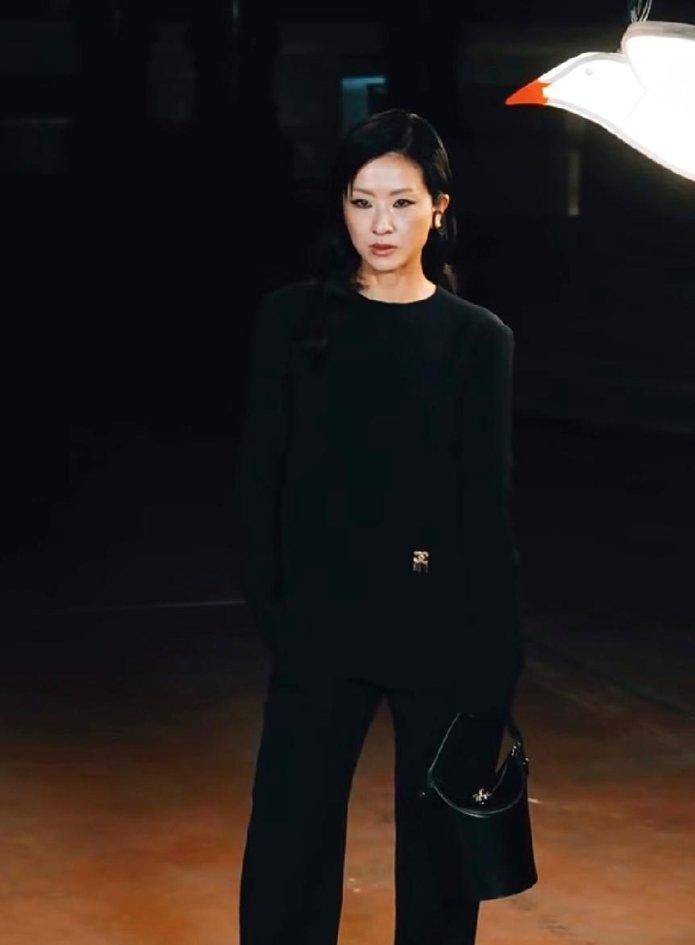 巴黎香奈儿大秀的头排座位上，陈奕迅女儿陈康堤直接把一贯高冷的窦靖童给整破防了。
满场名流都在拼命绷着脖子、眼神放空凹高级脸。
这姑娘倒好，举着手机挤眉弄眼扮鬼脸，生拉硬拽拉着窦靖童自拍，把坐在旁边的辛芷蕾逗得直抿嘴。
窦靖童平时在镜头前酷得不行，被她这么一闹，也只能由着她折腾，一脸哭笑不得。