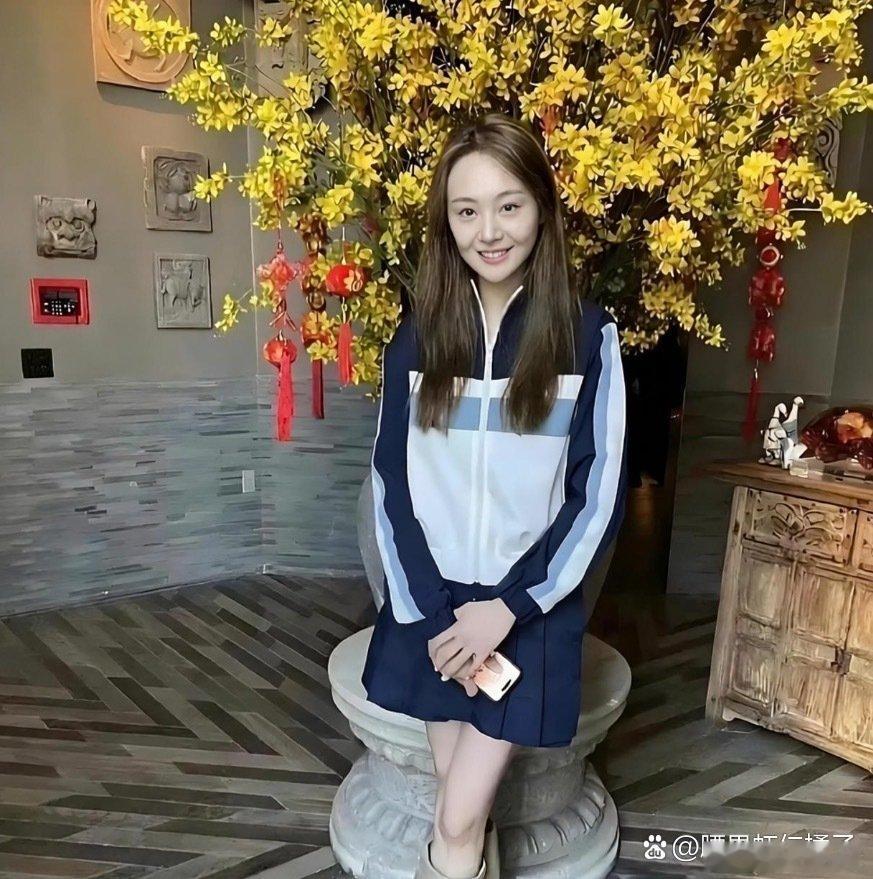 郑爽近照，完全没有明星样，已经彻底变成路人。 ​
