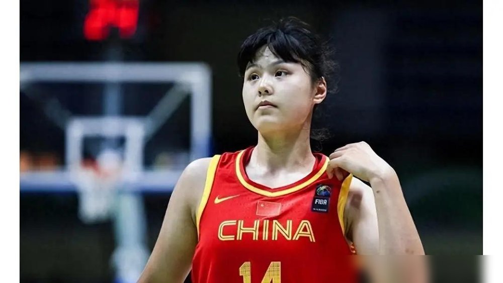 李月汝这合同签的，直接把那套“关起门来集训”的老规矩给掀了。
山西女篮官宣，她只打WCBA常规赛第一阶段，12月18号前后就飞美国，无缝接上Unrivaled三人联赛。美国那边打完，再回来接着打。
说白了，人家不陪你玩“一集训就是半年”那套。上赛季在达拉斯飞翼，场均10.3分钟拿3.3分2.8板
