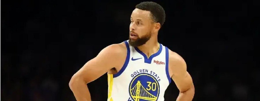 库里少拿两千万换来勇士6400万空间，生涯6.49亿超杜兰特詹姆斯成NBA打工皇帝，但2027年要是钓不到大鱼，这份降薪就白降了
38岁的库里刚刚在谈判桌上主动扔掉了2000万美元，转头就坐上了NBA历史薪资榜第一把交椅。
这事听起来矛盾，但恰恰是当下NBA最精妙的一笔账。据名记查拉尼亚报道，库里以