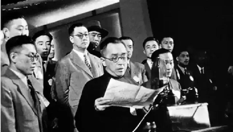 1961年，胡适在美国发表演讲：“一个民族把裹小脚视为美感，上千年没人反抗，它又有什么精神文明可言？”
 
1912年初春的上海，十六岁的林婉如坐在自家厢房的床沿，两只脚刚被母亲用浸了明矾水的布带重新缠紧，钻心的疼让她额头沁满冷汗。她咬着嘴唇没哭出声，因为母亲一边缠，一边低声念叨：“忍一忍，就这最后