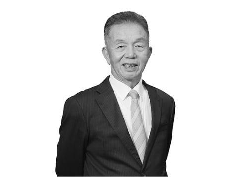 2017年，一张照片刷屏：身家百亿的恒安创始人许连捷，放着贵宾厅不坐，蹲在机场啃