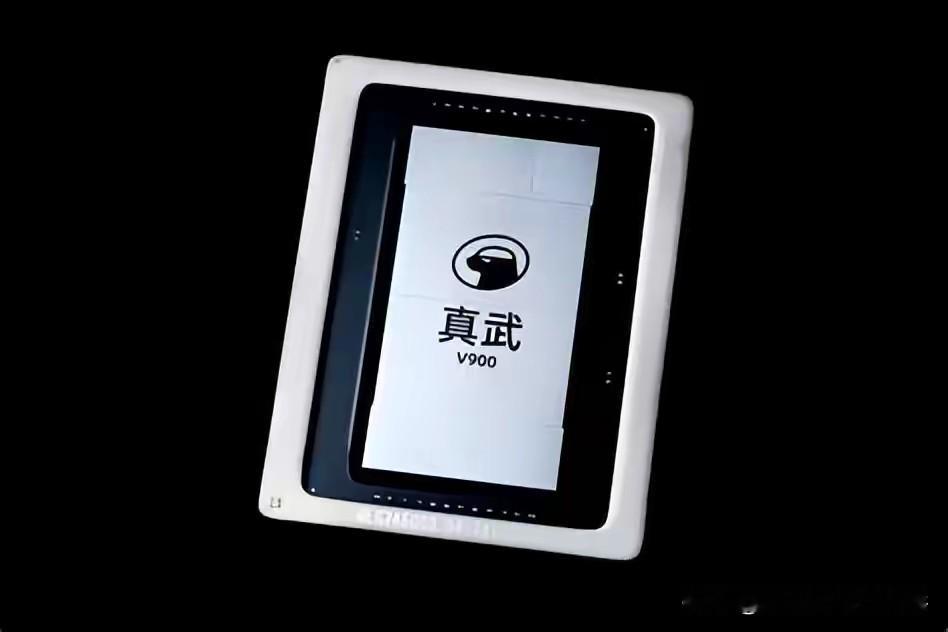 重磅！平头哥真武V900发布！50万卡集群能力，超大显存，打破海外高端GPU算力封锁！

大漂亮国：拜托了, 一个华为都快卡不住了, 平头哥又掏出来个真武 V900 ！
杭州云栖大会炸场🔥平头哥真武V900亮剑，撕开海外算力封锁！
 
2026云栖大会，阿