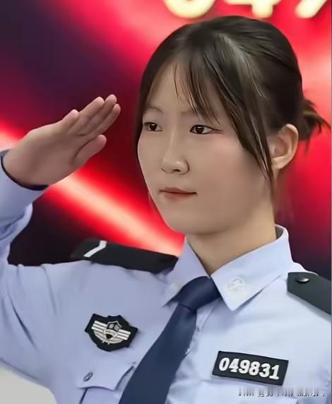 看哭了！安徽民警杨民因公牺牲，年仅43岁。时隔6年，他的女儿杨清荷穿上警服，继承父亲警号。那串沉寂多年的数字“049831”，如今重新出现在女儿胸前。那一刻，沉寂多年的“049831”再次亮起，父亲未走完的从警之路，由女儿接着走下去！
 
很多人未必清楚，警号不是普通的编号。一名公安民警牺牲之后，警
