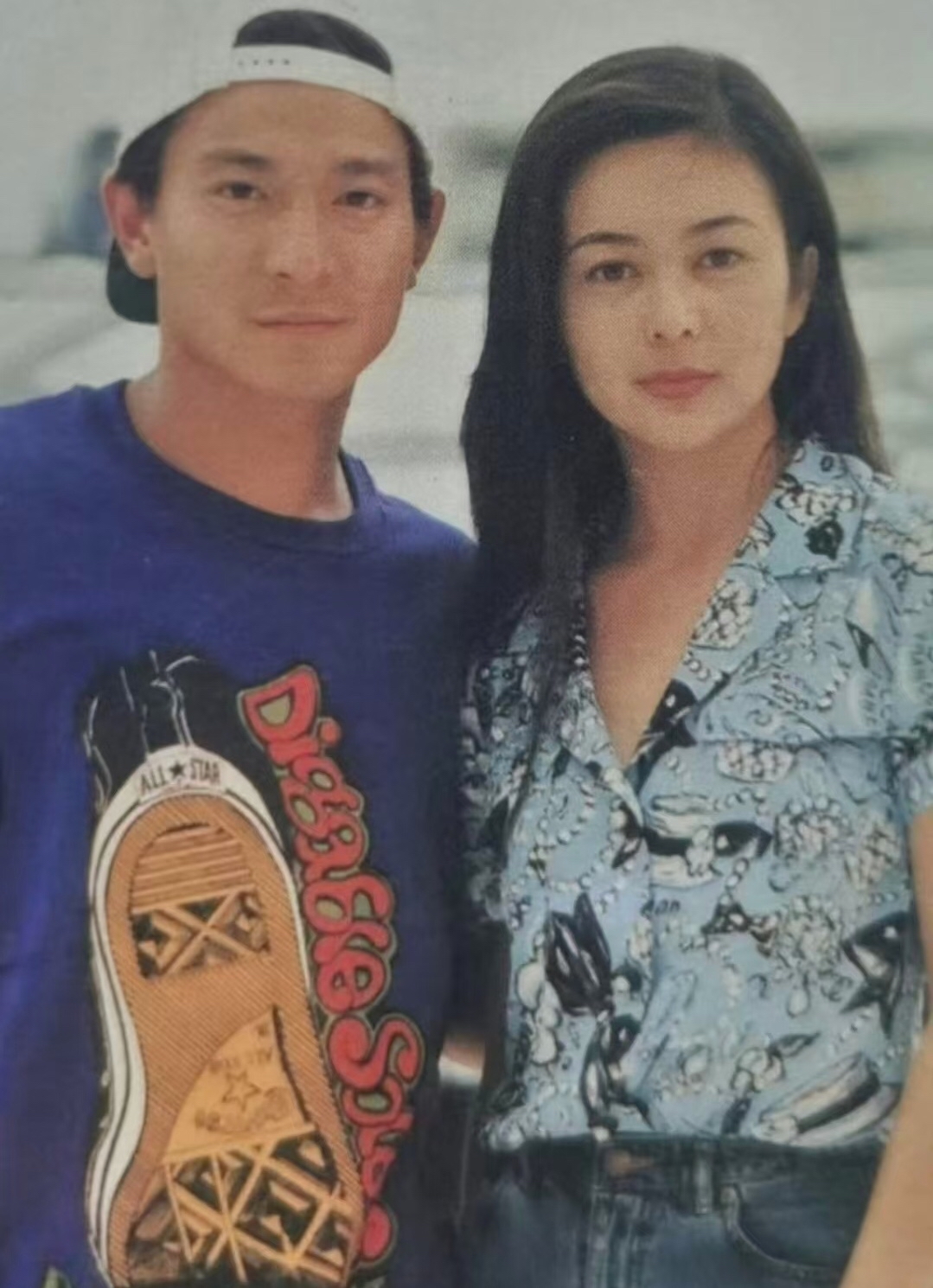 刘德华和关之琳年轻时候的合影，这是香港当年顶级的俊男靓女。
没想到关之琳这么高。
刘德华的官方身高数据是1米74，在这个合影中，关之琳比刘德华大约矮个两三厘米，也就是说他的身高应该能达到1米71以上。
在几十年前，香港大部分男性的身高都没有1米7。
据说，因为关之琳的身高太高，在跟李连杰拍《黄飞鸿》