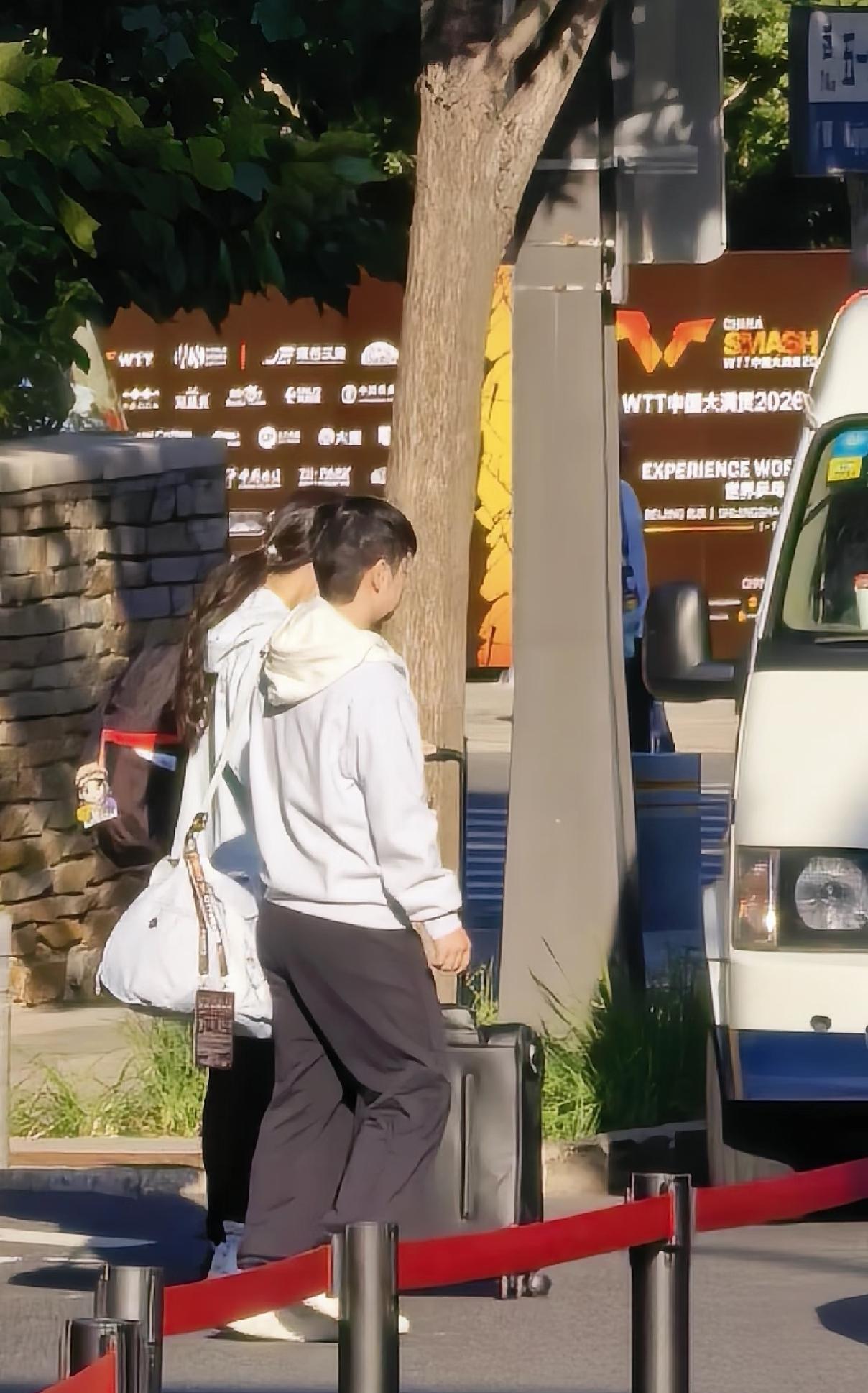 TT北京大满贯抽签女单签表出炉，王曼昱亚运会交手过的申裕斌和张本美和仍然在同一个半区，只是这个半区又多了早田希娜和王艺迪，不出意外的话，那就是1/4决赛王曼昱对申裕斌或者早田希娜，半决赛王曼昱对张本美和或王艺迪！
 
不少球迷看到签表，第一反应就是替王曼昱捏一把汗，觉得这个半区堪称死亡半区，强敌扎堆