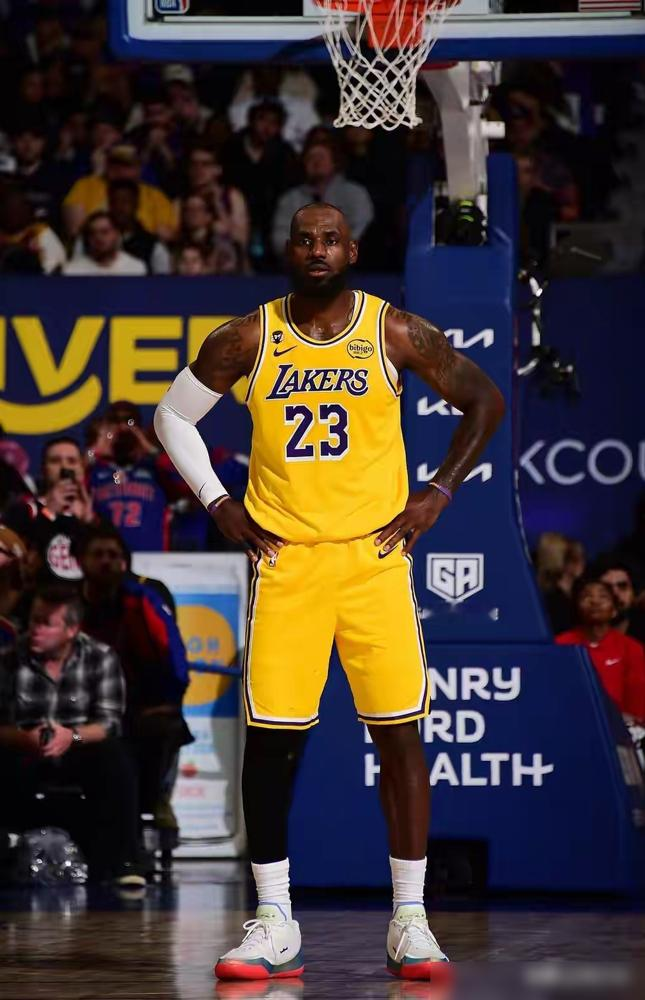 别再吹老詹的季后赛三双了，你看看约基奇的数据，简直是降维打击。 詹姆...