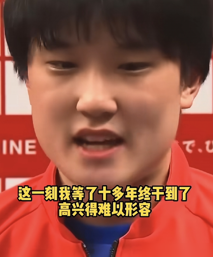 张本智和3比0横扫王楚钦，赛后一句话把全场点炸了：这一刻我等了10年，甚至10年以上。
9月24日名古屋亚运男团决赛，中国队2比3输给日本，银牌。王楚钦首盘刚五局逆转松岛辉空，体能见底，第四盘再上场，腿是软的，衔接全被张本卡死。7-11、4-11、9-11，三局脆败。
张本赛后说得更狠：这十年来