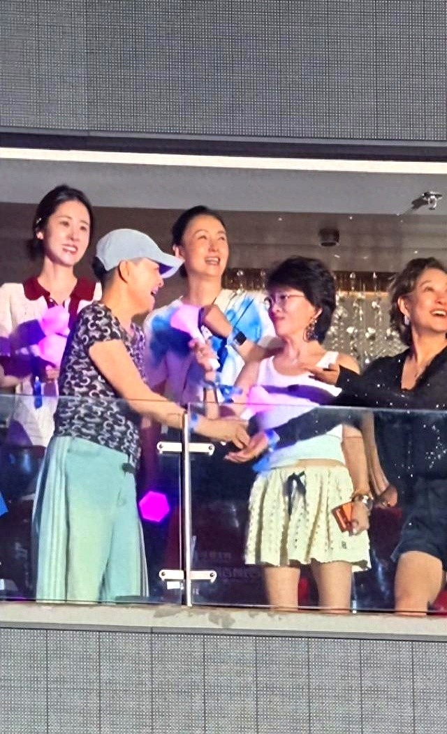 那英演唱会导播镜头一切，全场瞬间屏住呼吸。花少团包厢里，李沁旁边坐着的，竟然是风口浪尖上的张雅琪。

大屏幕上两人同框，没有想象中的冷脸或刻意挪开身子。李沁不仅没闪躲，反而侧过头，对着镜头自然地照应着身旁略显局促的人。

要知道两人在综艺里的摩擦还在风口。换作别人，躲镜头、装不熟是常规操作。但李沁全