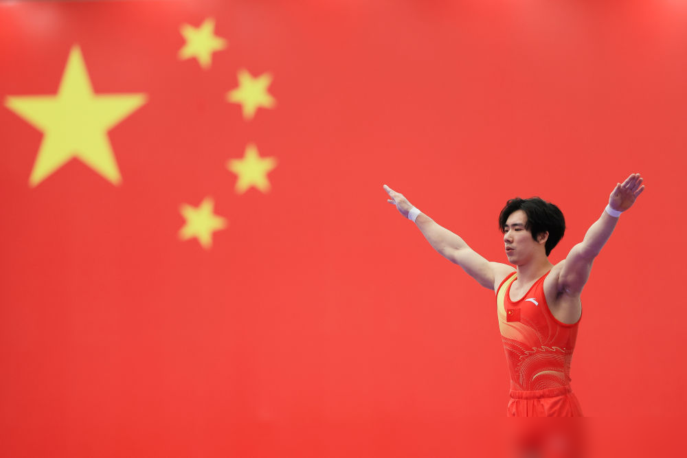 85.065分，带伤，把日本两大高手全压死在身后。
张博恒这枚亚运全能金牌，赢得真硬。六项里零失误，双杠直接干出14.700的全场最高分。鞍马、吊环、跳马，每项都稳在14分以上，根本不给对手喘气的缝。
最狠的是最后一项单杠。已经领先了，他主动降难度，不炫技，就稳稳落地。金牌落袋，比什么都实在。