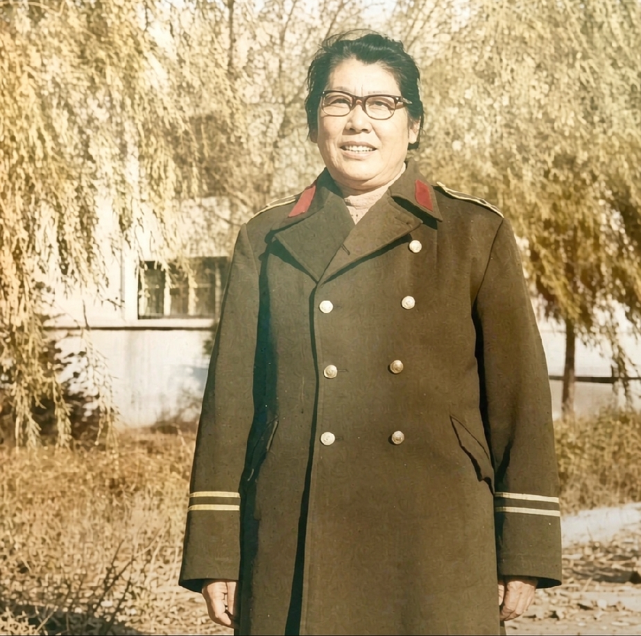敬一丹的母亲韩殿云老照片：这是上世纪80年代，韩殿云身着公安制服的留影，她是新中国第一代女公安干警。1930年出生，1947年加入中国共产党，长期在黑龙江省公安系统工作，曾任黑龙江省公安厅治安处副处长，从警长达47年。 丈夫敬毓嵩，曾任黑龙江省人民检察院副检察长；女儿是演员敬一丹。