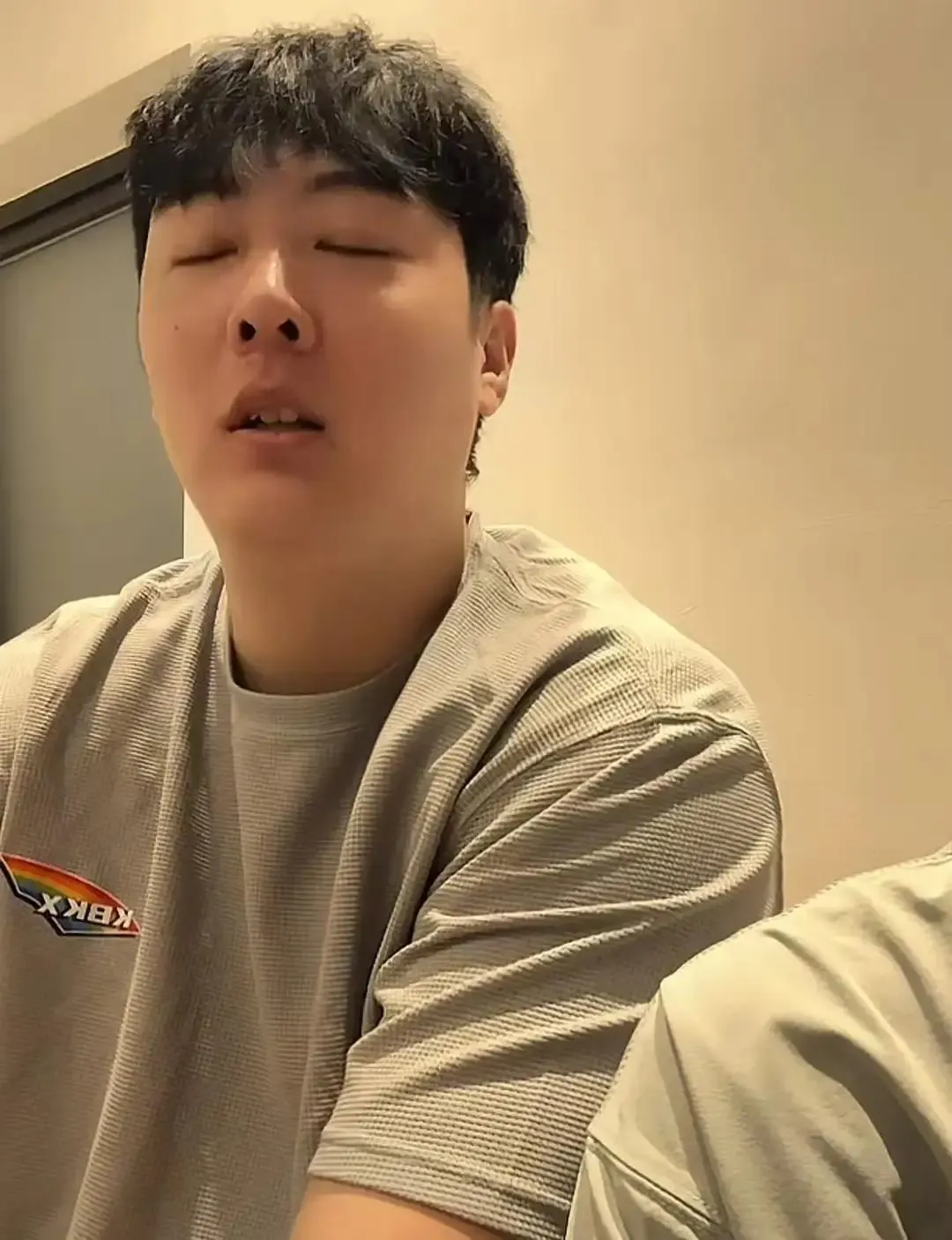张明池非常吃香！

近期，有广东媒体人向球迷们透露：张明池准备重返职业赛场，不过回归的对象不是广东男篮，而是想要加入贵州猛龙男篮。

这件事表面看是一个广东弃将“下放”到了次级联赛，实际上，这是双方各取所需的一笔好买卖。

先说背景，让不熟悉的球迷看懂。张明池，广东宏远青训出来的大个子，今年23岁，
