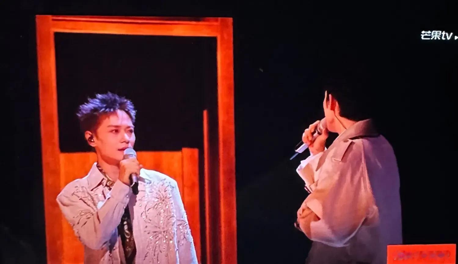 披哥直播队长秀直接打动全场。

今晚队长秀《世界上不存在的歌》，比我预期的更完整。

这种四个人一起把歌往里收、往里压的现场，最难的不是唱得多满，是谁都愿意给别人留气口。

阿云嘎一开嗓，底子就稳了，像把整首歌先托住；张彬彬的和声一进来，画面一下就软下来；王传君那种情绪，不用喊，照样能落到人心里；曹