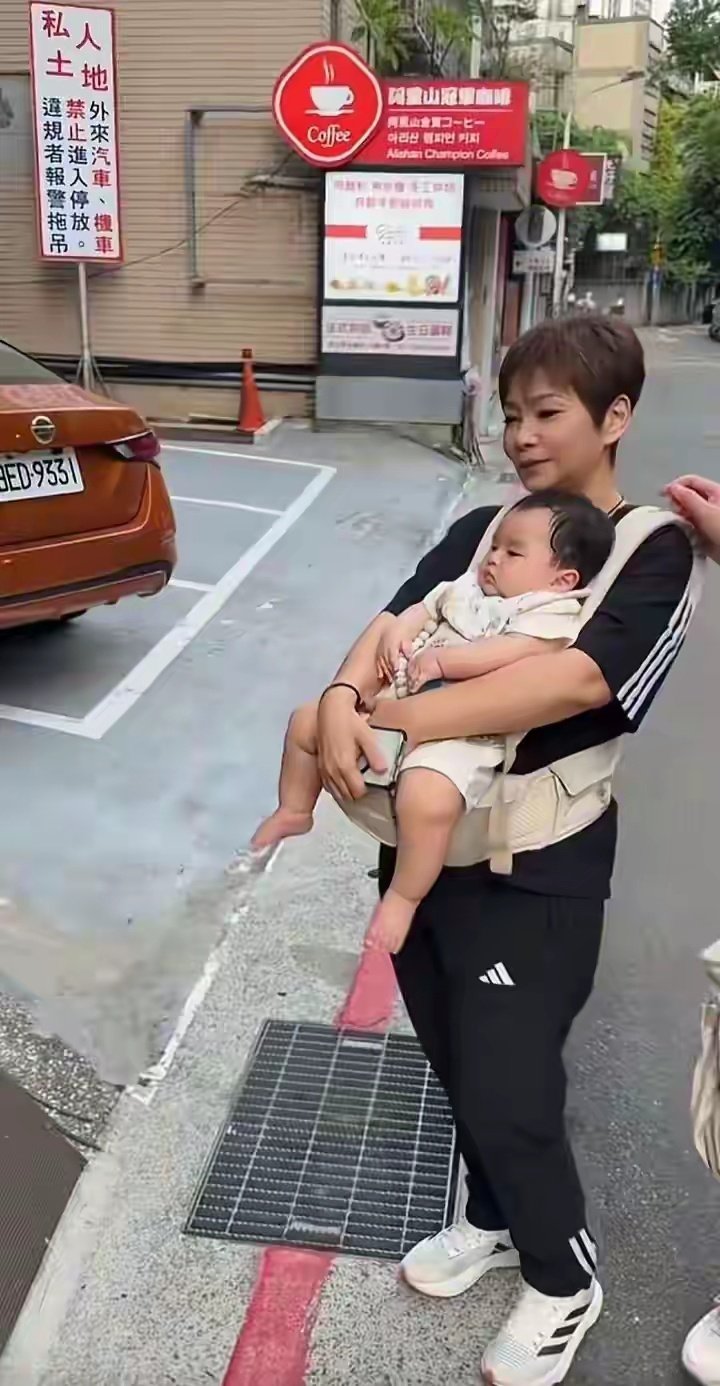 小玥儿蹿个儿猛长！跟马筱梅逛小店各挑一件，结账时画面太暖心 ​