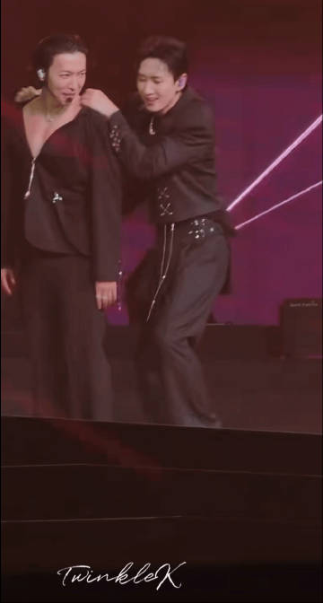 笑死了 扒拉完人衣服后想插兜结果发现自己没口袋只能提一下裤子 我说绝对...