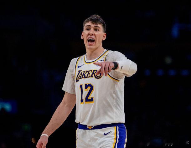 NBA季前赛，湖人以114-110击败国王。

赛后，湖人主帅雷迪克接受了记者采访。他表示，经过休赛期的刻苦训练，杰克·拉拉维亚如今在投篮时“充满信心”。

本场比赛，拉拉维亚替补出战24分钟，9中6，三分6中3，罚球4中2拿到17分4篮板3助攻1抢断1盖帽，正负值+12。 ​
