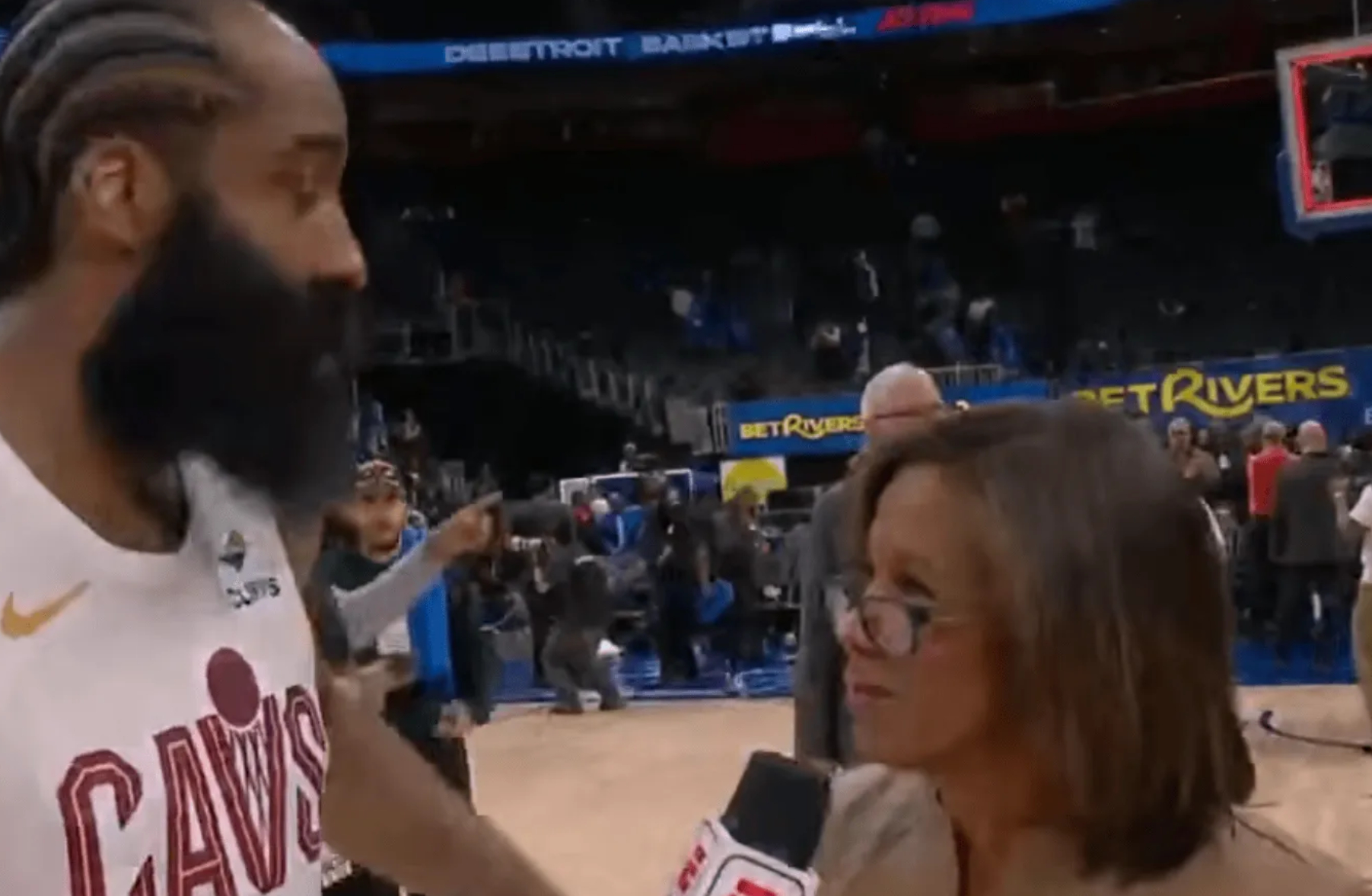 全场14罚11中！哈登采访结束后记者表示：记得多练练罚球  今天NBA...