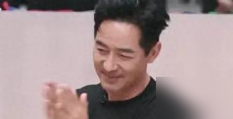 颜安没把唐九洲放第一顺位，被骂上热搜。骂他的不是唐九洲，是粉丝。
回头看二公，他第一次没选，是因为信息差，压根不知道唐九洲在等。第二次更狠，他怕郭晓东没人选，先捞了郭晓东，把最好的朋友留到最后。结果唐九洲说，我第一顺位永远给你，但可以破例。
最好笑的是，郭晓东那个舞台，成了。没人夸颜安眼光，没人