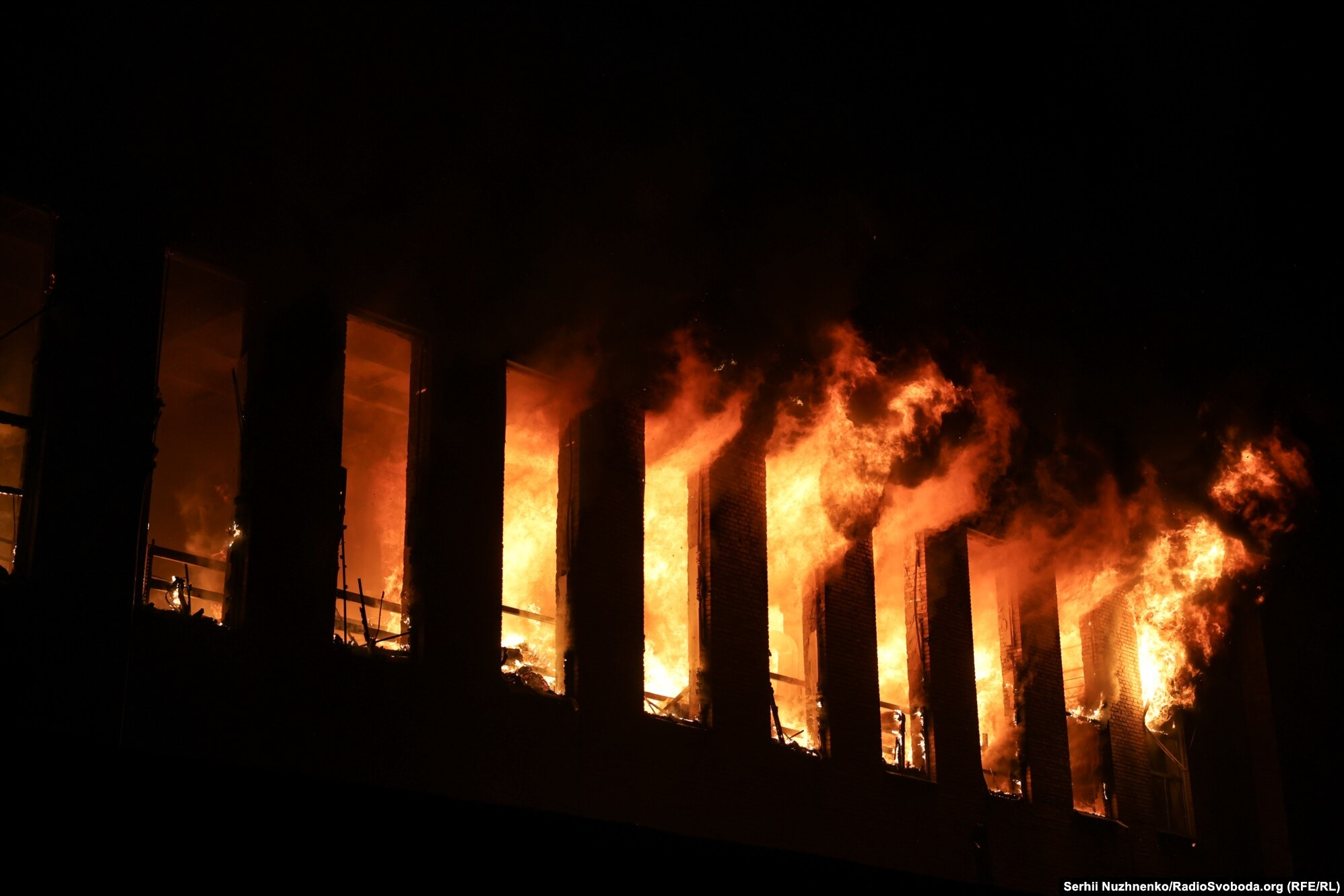 俄罗斯大规模袭击基辅，市区至少13人死亡

8月19日晚至20日清晨，俄罗斯对基辅及周边地区发动大规模导弹和无人机袭击，持续接近9个小时。乌克兰方面称，基辅地区是此次袭击的主要方向。

据乌克兰空军通报，俄军发射了168架“沙赫德”、Gerbera等无人机，其中近半数为喷气式无人机；同时使用36枚Kh-101 ​