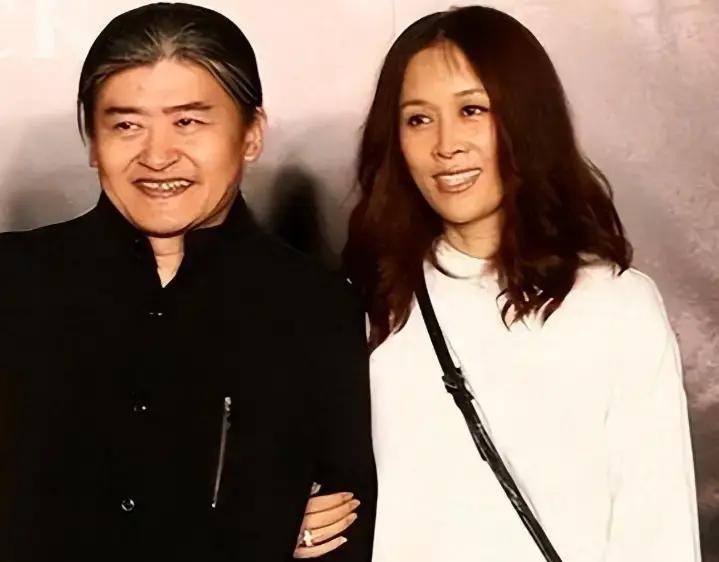 那英成都演唱会临时加唱《弯弯的月亮》送刘欢，网友吵翻“会不会挨罚”，官方一纸通报把话说透了：互动环节片段化演唱，不算改节目，不罚
那英当晚身着黑衣站在舞台中央，哽咽着对全场说了一句“今天早上我接到了一个噩耗”，随后临时加唱了刘欢的代表作《弯弯的月亮》，演唱中数度因情绪激动声音颤抖
这一幕流出后，网友