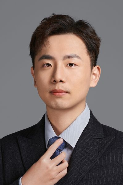 郑双佳，南方医科大学超级学霸，中山大学顶尖博士，斩获博士领域顶级奖项，入选斯坦福全球前 2% 顶尖科学家，婉拒海外多家高校任职机会选择回国。

这个 90 后的履历，硬得不像真的。

南方医科大学药学本科，中山大学计算机博士。一个药学出身的人，硬生生把自己逼成了计算机领域的顶尖科研人才。

2018