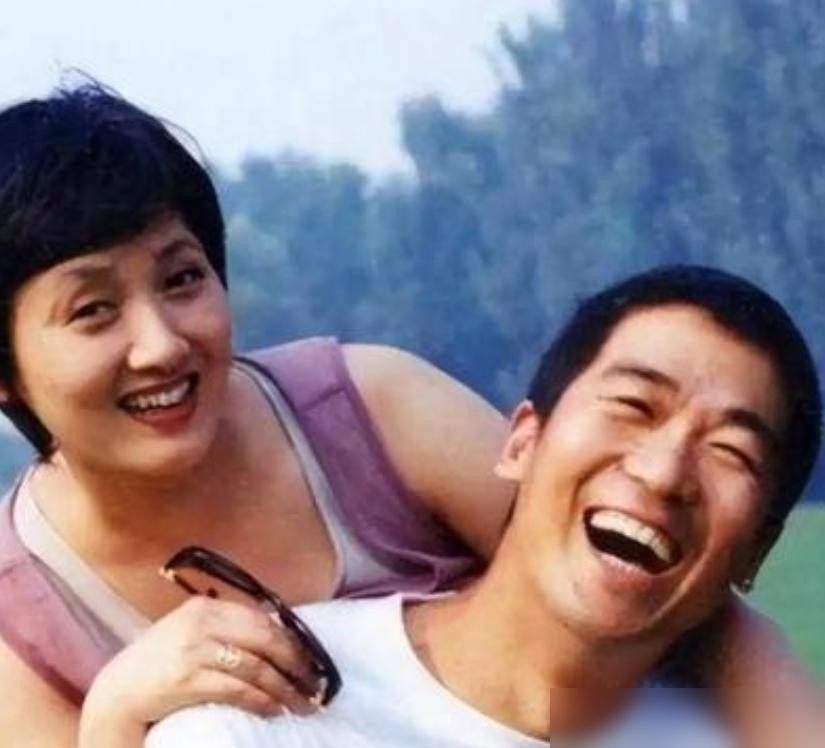 1988年签的离婚协议，张国立付到现在，一个月没断过。前妻罗秀春在成都安静养老，儿子张默44岁，在泰国过着高消费生活。老张71了，还在片场连轴转。
协议里白纸黑字：再婚不准和邓婕生孩子。邓婕答应了。她给张默接送上学、照料生活，换来一句我只有一个妈。张默打架、吸毒、坐牢，张国立一次次出来鞠躬道歉。
