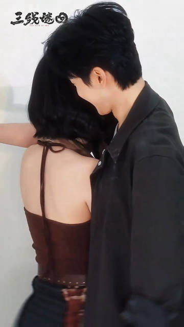 笑着看她靠到怀里kswlkswl