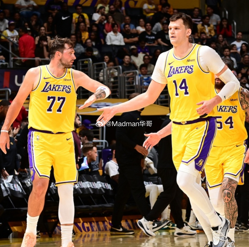 近日著名分析师Zach Lowe和前NBA主教练斯坦·范甘迪录制了《The Zach Lowe Show》播客，在最新更新的一期里，他们谈到湖人的相关话题。

大范甘迪：如今球员的技术能力还在不断进化。我认为东契奇和约基奇是NBA历史上全面进攻技巧最顶级的两位大师。然而湖人现在的后场防守是灾难性的，对方后卫每晚都能 ​