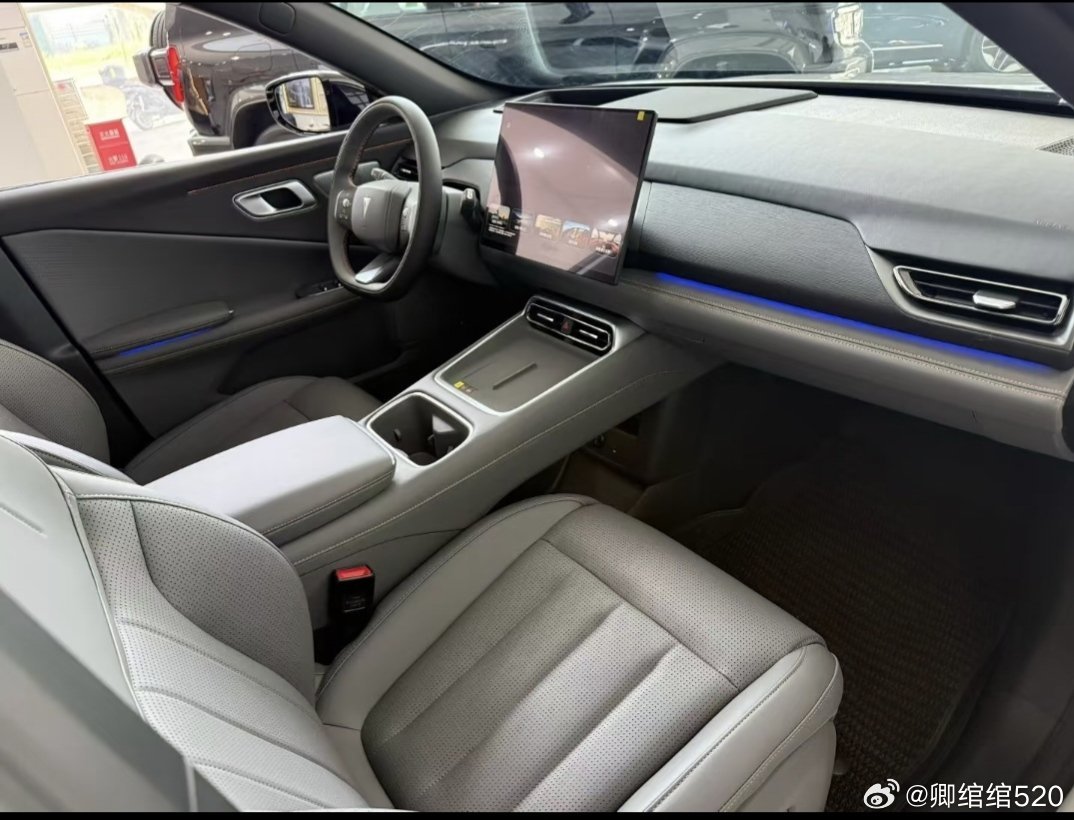 纯电SUV，前前后后看了三四款。元PLUS均衡但内饰不合眼缘，银河E5空间大却少了点个性，零跑C10配置高可底盘质感让我犹豫。深蓝S05是最后一个看的，进店就被溜背造型和无框车门吸引，坐进车里向日葵屏缓缓转向主驾，心里已经有了答案。试驾一圈，后驱加五连杆后悬，底盘扎实转向精准，加上宁德时代电芯 ​