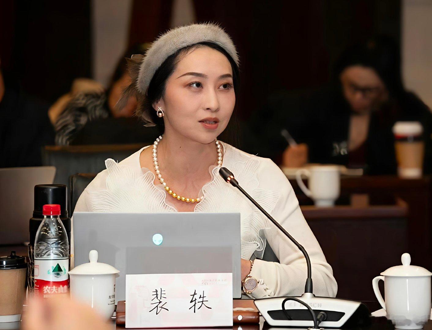 #女孩偷拍帅小伙后装听不见#   性别一换，话风大变：什么偷拍？人家这叫小仙女的私密选拍好不好？拍你是看得起你，别不识抬举，自甘低人一等！[摊手][摊手][摊手] ​