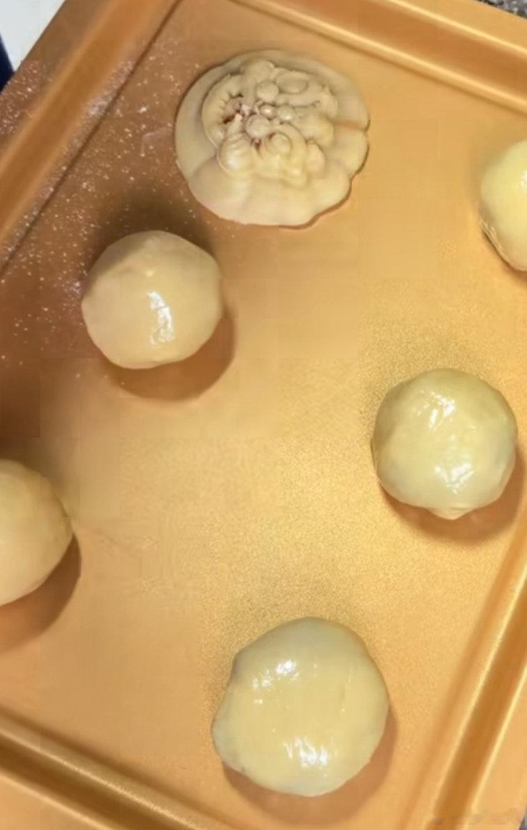 #女子自己做月饼做成了门把手#

本来打算压个威风凛凛的狮子月饼，结果手劲没拿捏好，狮子直接被压成大门门环，好好的中秋点心直接变身家居配件，果然烘焙翻车永远不知道会以什么离谱形态出现，谁能想到做月饼还能顺便做出门把手呢？ ​