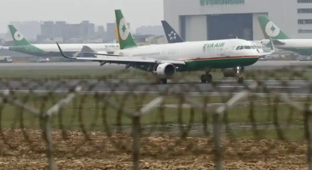 你知道台湾的航空公司，飞一趟欧洲，现在必须绕多远的弯吗？2022年之前，台北飞欧洲最短的路：往西北，穿过中国大陆上空，再过俄罗斯，进欧洲。后来路没了。俄罗斯那条路，台湾自己划掉的——2022年俄乌开战，台湾明确支持乌克兰，台湾航司主动绕开俄罗斯领空，以示立场。

于是，台北飞欧洲改走另一条：往西南，