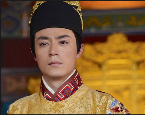 历史冷知识，颠覆认知，明英宗朱祁镇在“土木堡之变”中被瓦剌俘虏，一年后虽被放回，却被弟弟明代宗朱祁钰软禁于南宫七年。然而，他最终能通过“夺门之变”成功复辟，堪称中国历史上极为罕见的政治奇迹。这背后并非运气，而是多重权力逻辑与人性博弈的必然结果。

核心原因可以概括为：他不是一个“被废”的皇帝，而是一