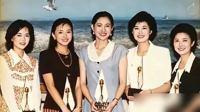 一张老照片炸出多少人的童年，首届金话筒“五朵金花”同框，倪萍、杨澜、鞠萍年轻时候的颜值，放现在照样能打。
但最让人想不通的是鞠萍。当年那条件，那气质，进新闻部、文艺部都绰绰有余，她偏一头扎进少儿节目，一干就是42年。
有人说她傻，有人猜她没背景。可你翻翻她退休后的行程，60岁的人了，回威海老家站