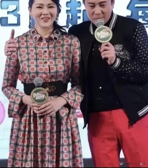 伊能静和蔡国庆两个人是同一年出生，一个是不老女神，一个是不老男神，两个人都是大家喜欢的歌手。

这是2017年综艺发布会的照片，那时候伊能静刚生完孩子，身体还没恢复过来，看着身形胖了不少。

这是综艺发布会的采访环节，蔡国庆一只手拿着话筒发言，另一只手轻轻搭在伊能静胳膊上，看的出来他很会照顾人，照顾
