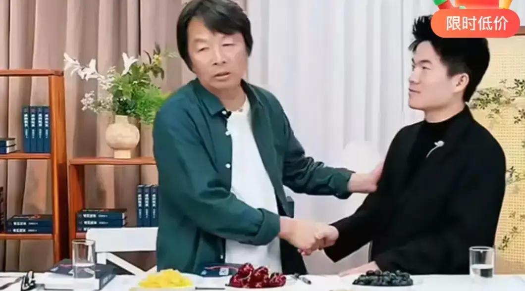 刘震云最新的小说，是网友写的。 昨晚直播，他边聊边掏出本子记评论。 董...