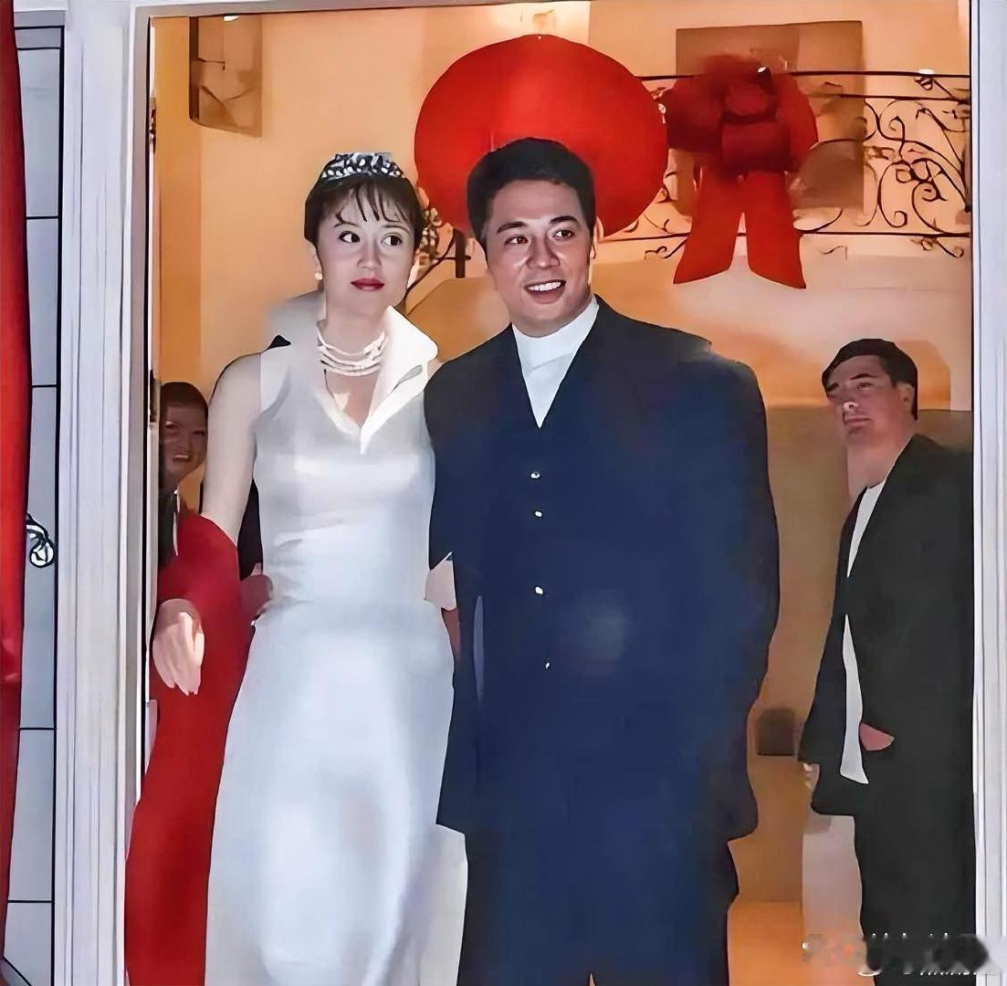 1999年，利智和李连杰举行婚礼，从婚礼照片来看，利智似乎表情有些无奈 ​