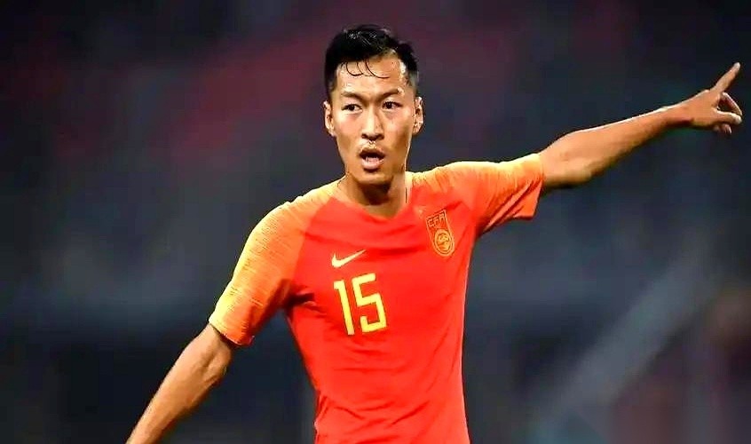 亚运会国足淘汰赛死磕泰国这半场球，有点意思。赛前首发名单一出来，不少球迷盯着屏幕直揉眼睛。
绝对主力张玉宁没首发，王钰栋、徐彬全坐在替补席上。向余望、蒯纪闻、依木兰这几个生面孔，被主帅安东尼奥直接推到阵前。老一套的532阵型也撤了。开场哨一响，这套出人意料的牌，直接把场面盘活了。
场上不再是一脚长传