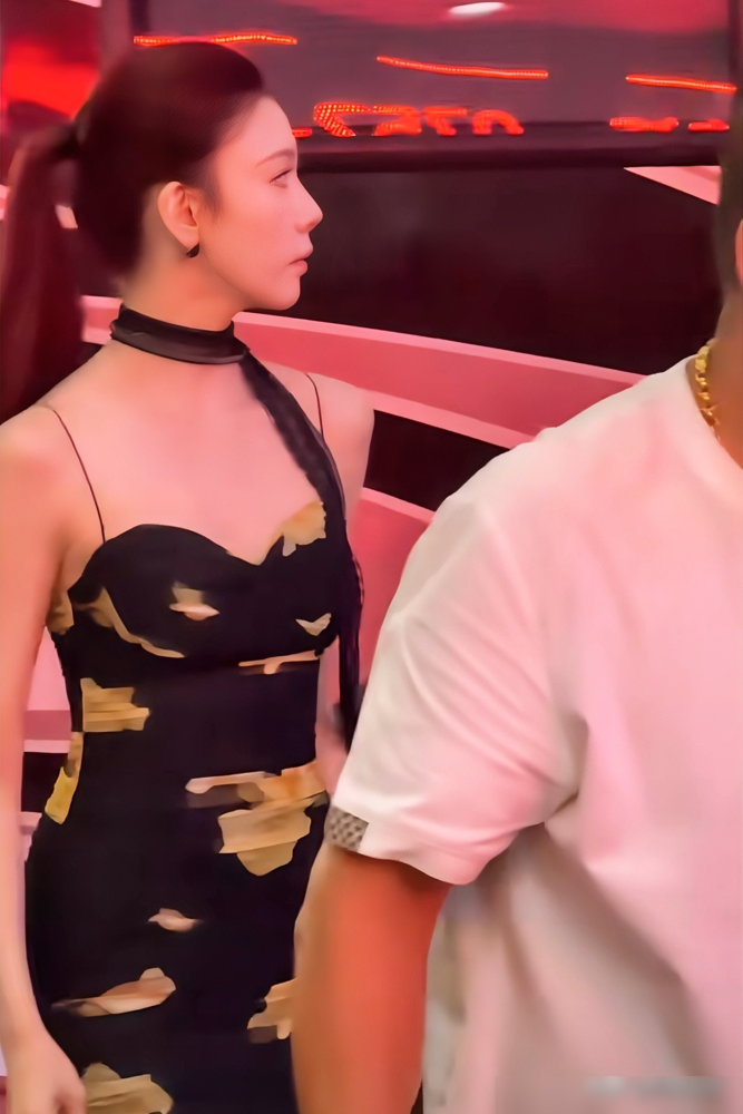宋妍霏人还没进组，热搜先炸了。窦靖童在台上唱，她在台下跟王菲、李嫣站一块儿，导播镜头一扫，全场都疯了。
佛山拍《爱在无尽夏》，吊带裙路透刚出，这边阿那亚音乐节同框又翻上来。多角度视频传得到处都是，当事人一声不吭。
一边是剧组开机，一边是旧闻发酵。这姑娘的路子，从来不让话题落地。
有些事不用回应