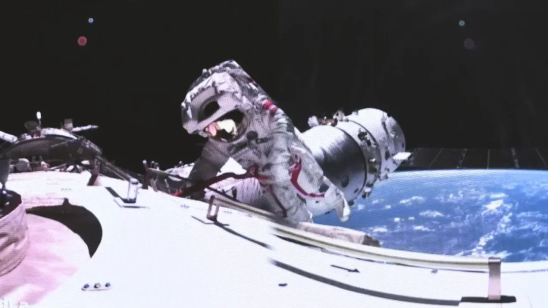 美宇航员从绕月飞船"爬"回地球！这一幕暴露