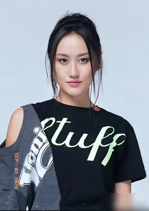 陈粒音乐节被朋友当众袭胸，当场直接硬刚！
视频拍得明明白白，对方酒后先骚扰了另一位女性，被躲开后，又从身后搂抱陈粒，直接越界碰胸。
陈粒一秒发力推开人，当场竖中指护胸，半分情面都没给。当时王菲和李嫣就在不远处，事发后一行人提前离场。
转天对方发道歉声明，陈粒大方接受，说这事就到此为止，不想牵连